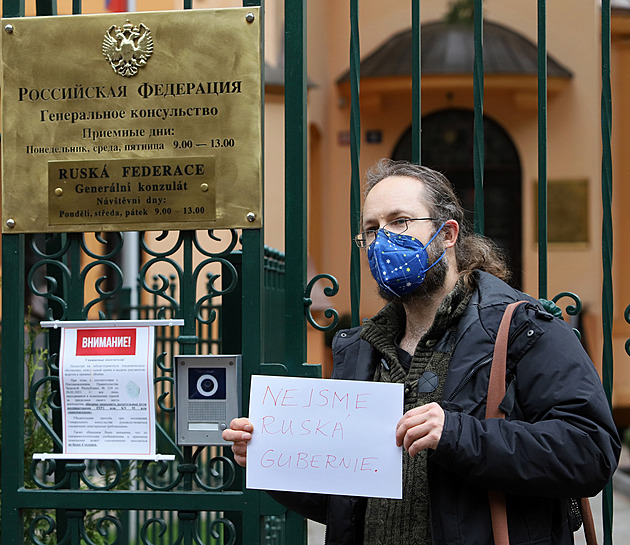 Lidé v Karlových Varech pili ped místní konzulát Ruské federace protestovat...