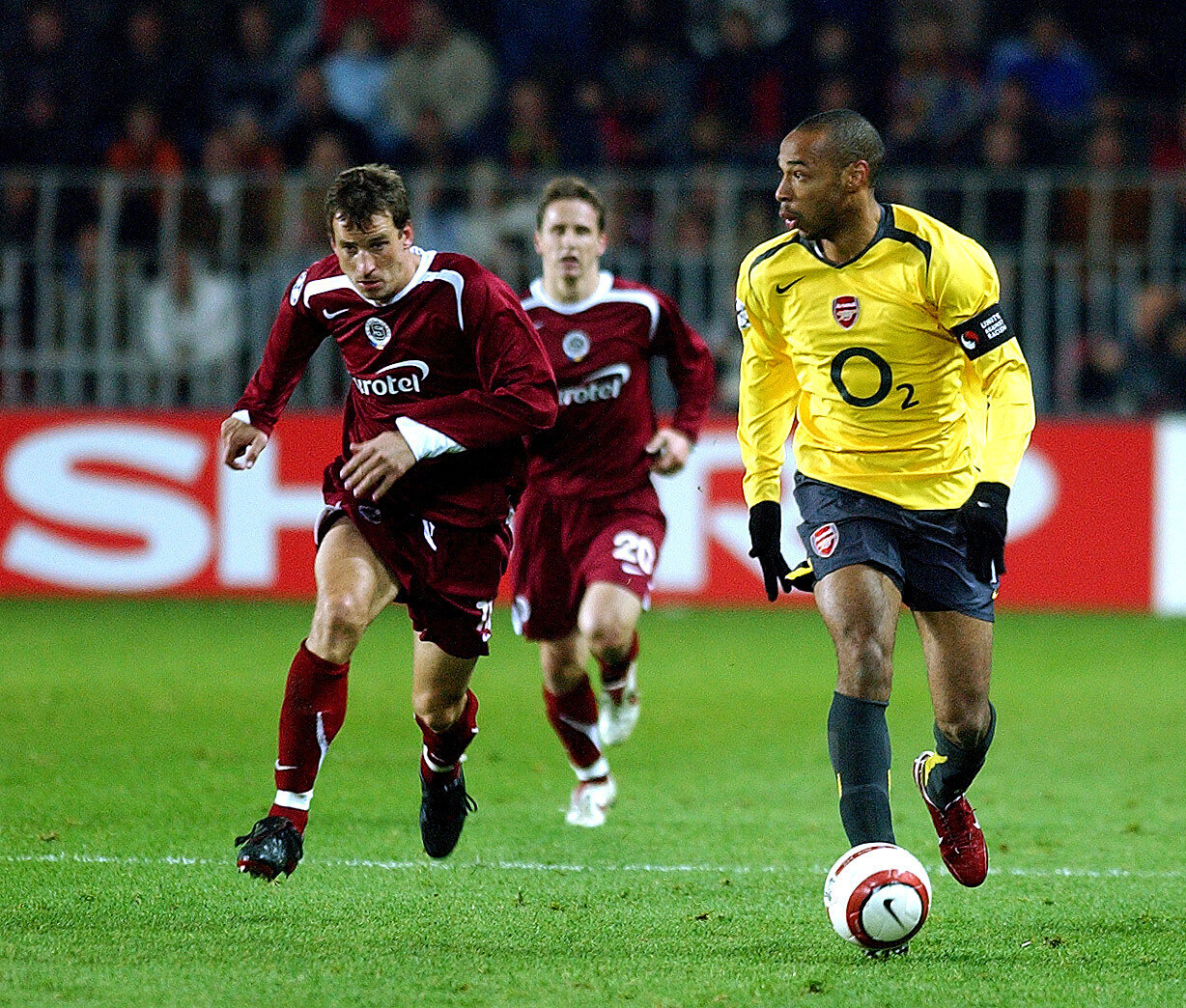 Adam Petrou� ze Sparty nahání kapitána Arsenalu Thierryho Henryho v zápase Ligy...