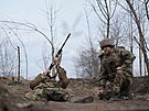 Donbas. Ukrajintí vojáci stílejí po nepátelském dronu. (9. dubna 2021)