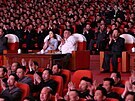 Severokorejský vdce Kim ong-un a jeho ena Ri Sol-u sledují vystoupení k...