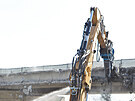 Stavbai zaali rozebrat dlnin most v Prostjov. (10. dubna 2021)