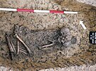 Kostrový hrob eny ve vku 25-40 let v Kralicích na Hané s pídavkem nádobky...