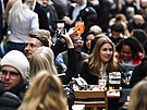 Lidé v londýnské tvrti Soho slavili otevení zahrádek bar a restaurací. (12....