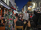 Lidé v londýnské tvrti Soho slavili otevení zahrádek bar a restaurací. (12....