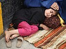 Afghánka s dcerou u silnice v Dalálábádu ebrá o jídlo. (15. dubna 2021)