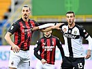 Zlatan Ibrahimovi (vlevo) z AC Milán a Mattia Bani z Parmy sledují hru ped...