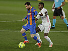 Kapitán Barcelony Lionel Messi (vlevo) kontroluje balon, zezadu ho napadá...