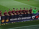 Fotbalisté Sparty drí transparent na podporu mládenického sportu v esku.