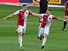 Tomá Hole (vlevo) a Nicolae Stanciu se radují z gólu Slavie.