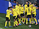 Fotbalisté Dortmundu slaví gól, který vstelil Jude Bellingham (íslo 22).