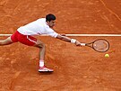 Srb Novak Djokovi se natahuje po míi v osmifinále turnaje v Monte Carlu.