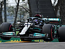 Lewis Hamilton z Mercedesu jede kvalifikaci na Velkou cenu Emilie-Romagny.