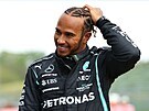 Lewis Hamilton z Mercedesu se usmívá po vítzství v kvalifikaci.