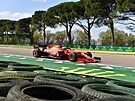 Charles Leclerc z Ferrari jede kvalifikaci na Velkou cenu Emilie-Romagny.