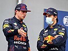 Kolegové z Red Bullu Max Verstappen a Sergio Pérez debatují po kvalifikaci.