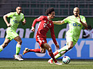 Leroy Sané z Bayernu vede balon v zápase proti Wolfsburgu.