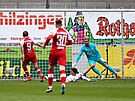 Lucas Holer (vlevo) z Freiburgu stílí gól v zápase proti Schalke.