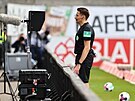 Rozhodí Tobias Reichel kontroluje video bhem zápasu Freiburgu proti Schalke.