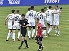 Hrái Karviné se radují z gólu proti eským Budjovicím.