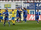 Fotbalisté Olomouce se radují z gólu proti Teplicím.