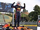 Max Verstappen z Red Bullu se raduje z vítzství na Velké cen Emilie-Romagny.