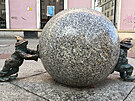 Dalí dva trpaslíci na pí zón se snaí odvalit obí kouli.