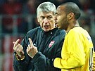 Trenér Arséne Wenger hovoí s Thierrym Henrym bhem utkání Arsenalu na Spart.