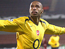 Thierry Henry z Arsenalu slaví jeden ze svých gól v utkání Ligy mistr na...