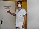 Radiologick asistent Jan Migulski ped vstupem do zzem radiologickho...