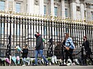 Británie truchlí nad smrtí prince Philipa, lidé chodí k Buckinghamskému paláci...