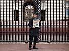 Británie truchlí nad smrtí prince Philipa, lidé chodí k Buckinghamskému paláci...