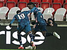 Saka a Pepe (vlevo) z Arsenalu se radují z gólu proti Slavii v odvet...