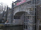 Po dvouleté rekonstrukci byl zdvien unikátní kamenný most nad plavební komorou...
