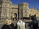 Lidé se sházejí ped hradem Windsor, aby uctili památku prince Philipa, který...