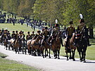 Na poheb pijídí také slavnostní jednotka britské armády The King's Troop...