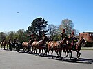 Na poheb pijídí také slavnostní jednotka britské armády The King's Troop...