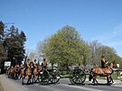 Na poheb pijídí také slavnostní jednotka britské armády The King's Troop...