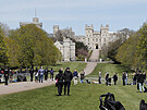 Lidé se sházejí v parku The Long Walk ped hradem Windsor, aby uctili památku...