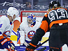Jakub Voráek z Philadelphia Flyers sleduje, jak branká New York Islanders...