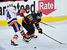 Jakub Voráek z Philadelphia Flyers uniká, brání ho  Travis Zajac z New York...