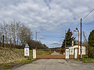 Hlavní vjezd do areálu muniního skladu ve Vrbticích (duben 2021)