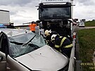 Dva lid� podle policie zem�eli po sr�ce osobn�ho auta s kamionem na silnici...