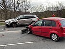 Nehoda dvou aut v Podblohorsk ulici nad Klamovkou. idi a spolujezdec z...