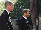 Brati William a Harry picházejí na poheb svého ddeka prince Philipa....
