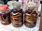 V Luang Prabangu prodávají na trhu ke konzumaci kdeco (váby, ervy, krysy,...)...