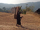 Tradiní odv ve vesnici v Phongsali