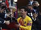 Lionel Messi z Barcelony pebírá trofej pro vítze panlského poháru