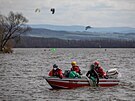 Hasii zachraovali dva mue, kte provozovali kitesurfing na Rozkoi (11. 4....