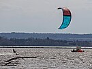 Hasii zachraovali dva mue, kteí provozovali kitesurfing na Rozkoi (11. 4....