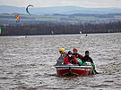 Hasii zachraovali dva mue, kteí provozovali kitesurfing na Rozkoi (11. 4....